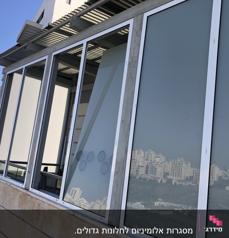 מסגרות אלומיניום לחלונות זכוכית במבנה חיצוני